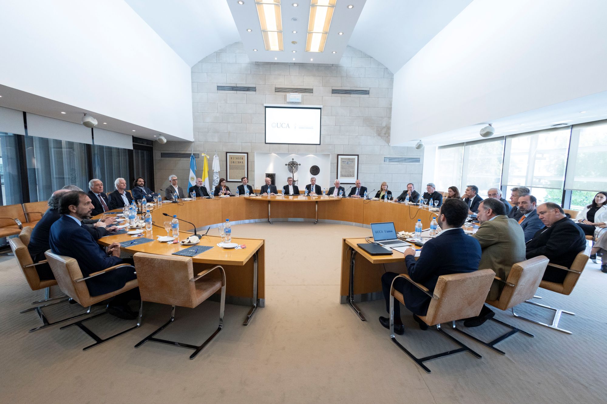 La firma fue en la Sala de los Consejos del Campus Papa Francisco 