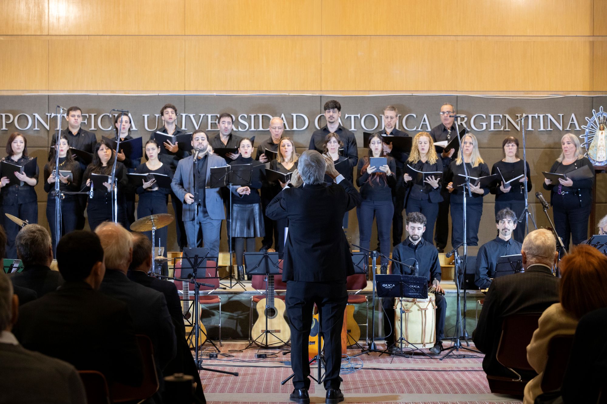 Eduardo Pugliese dirigió al coro y el conjunto instrumental de la Universidad 