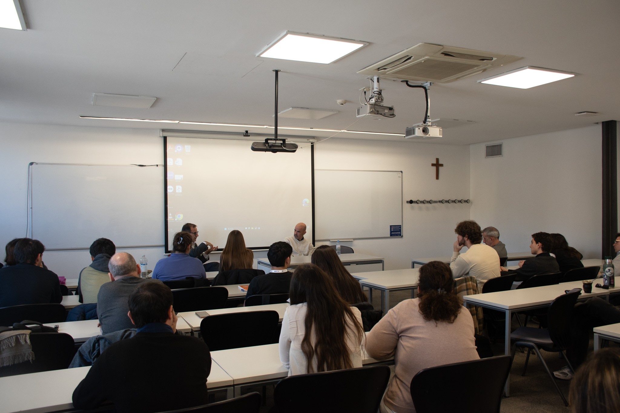 El evento fue abierto al público en al aula 220 del edificio San José
