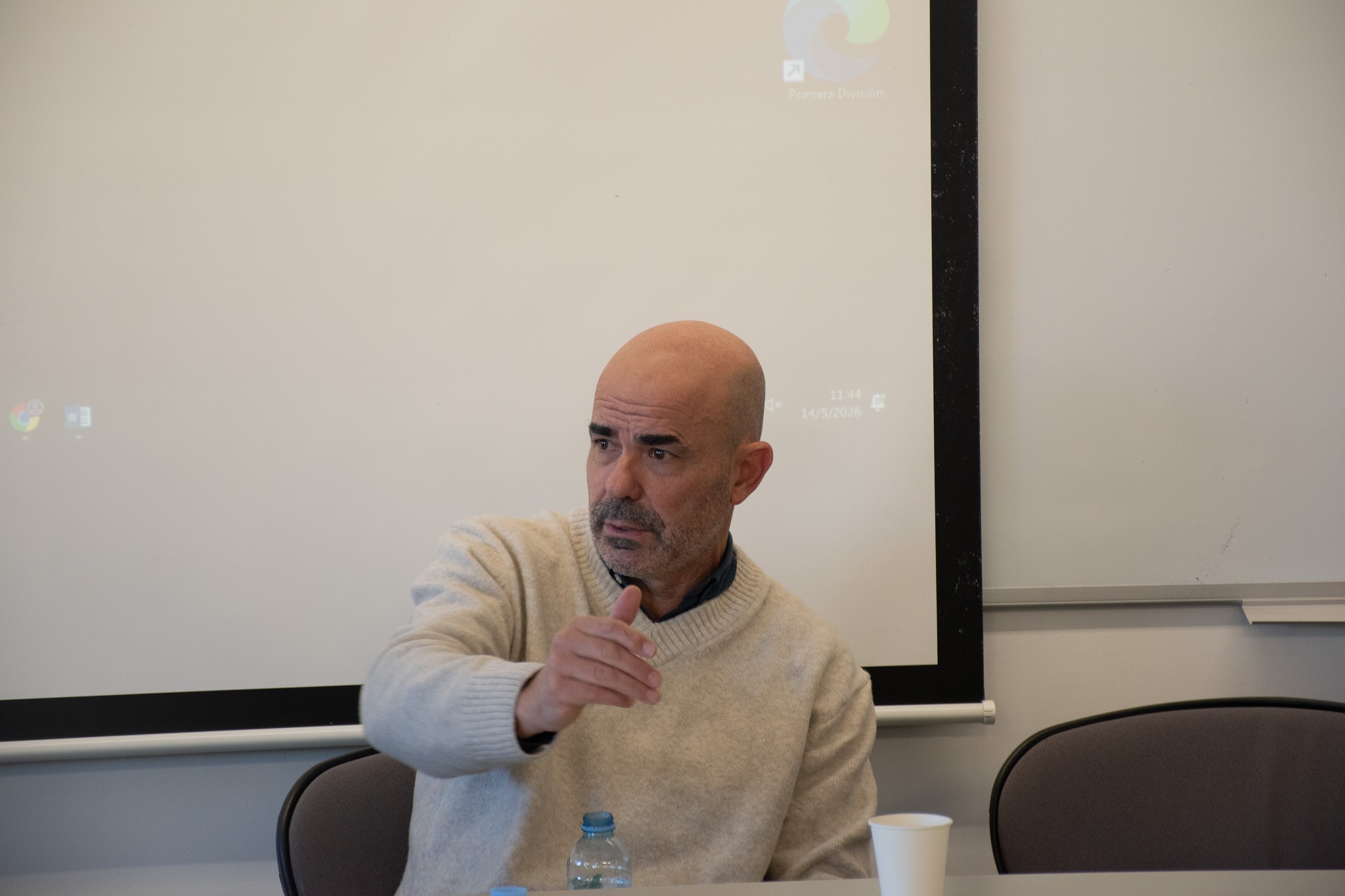 Durante la charla, Sacheri también habló sobre su experiencia al escribir la novela “La pregunta de sus ojos”, y otros textos sobre Malvinas y la dictadura